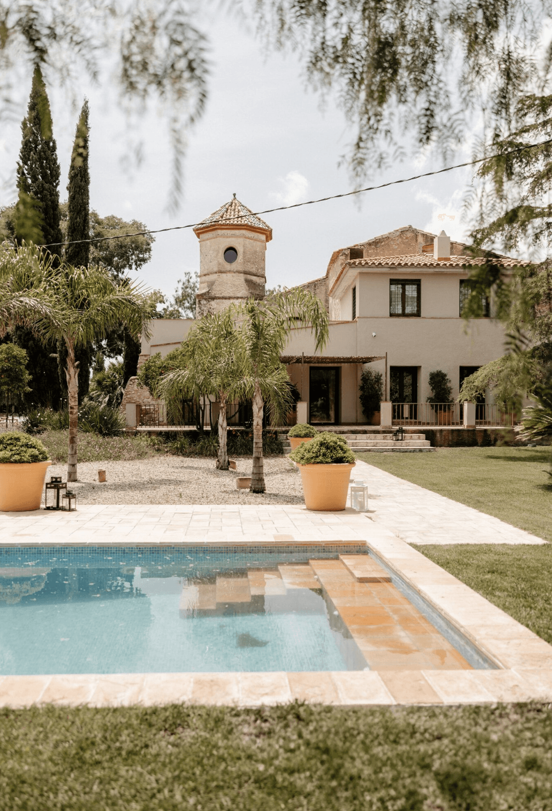 Mas Bell wedding venue pool and courtyard